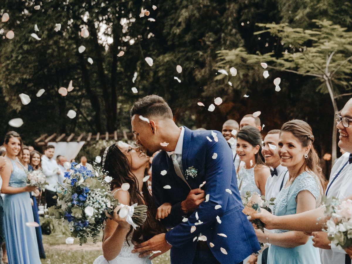 Novios besándose con confeti en su boda
